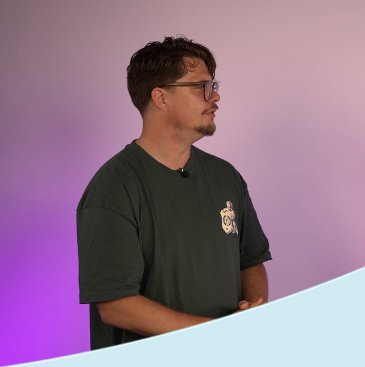 Collega Stef in gesprek over werkzaamheden in jouw buurt en de Liander BouwApp