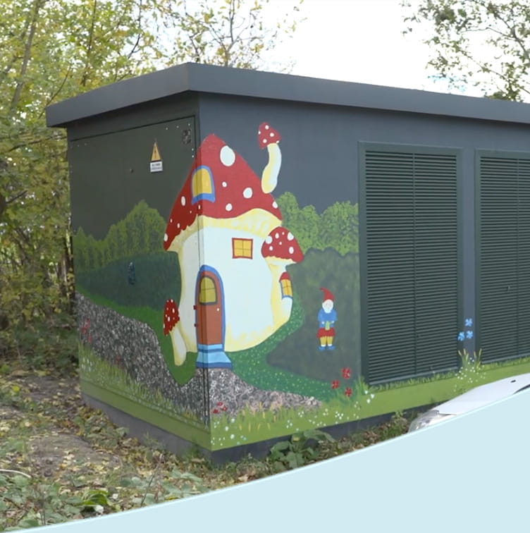 Elektriciteitshuisje met tekeningen van kabouters erop