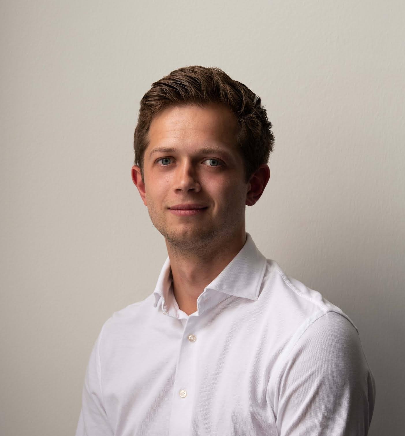 Portret van Bas