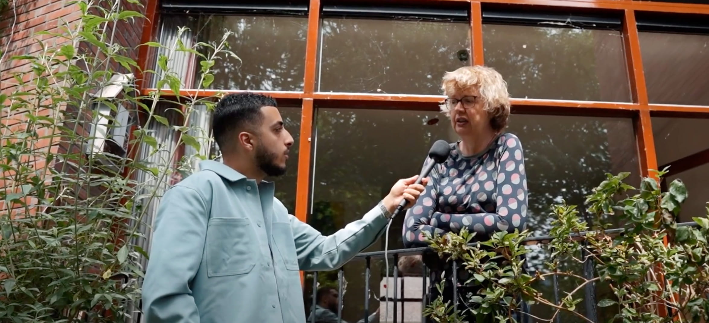 Straatinterview in de wijk Sporenburg in Amsterdam– interviewer spreekt bewoner over de werkzaamheden in haar buurt.