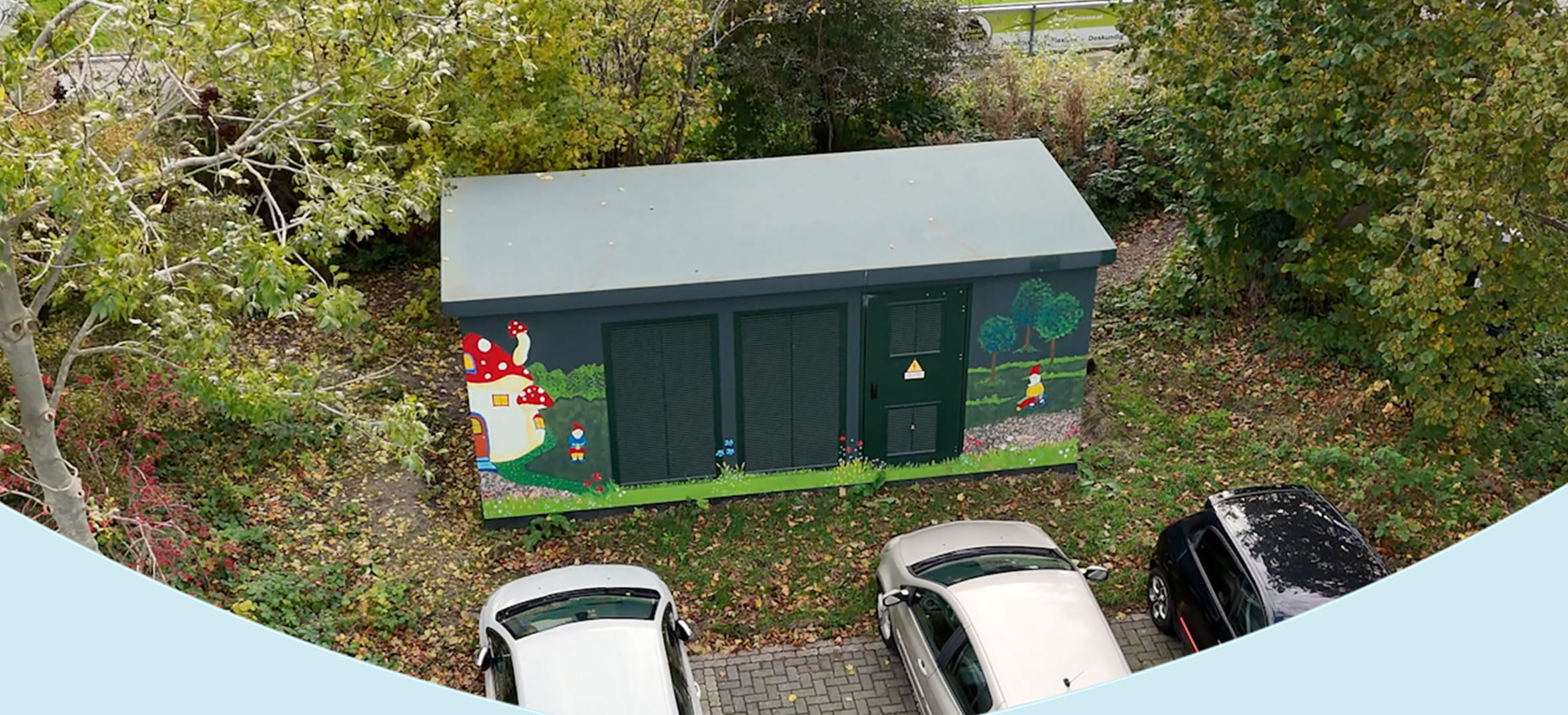 Een gepimpt elektricteitshuisje van Liander met kabouters geschilderd op de buitenkant