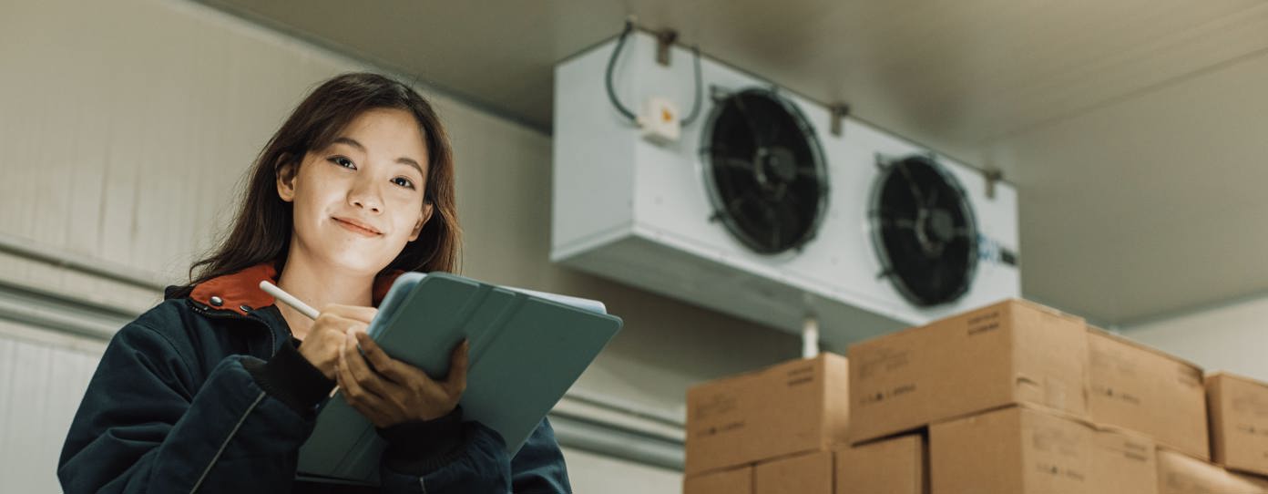 Een medewerkster die een check uitvoert op haar ipad in een koel-vrieshuis