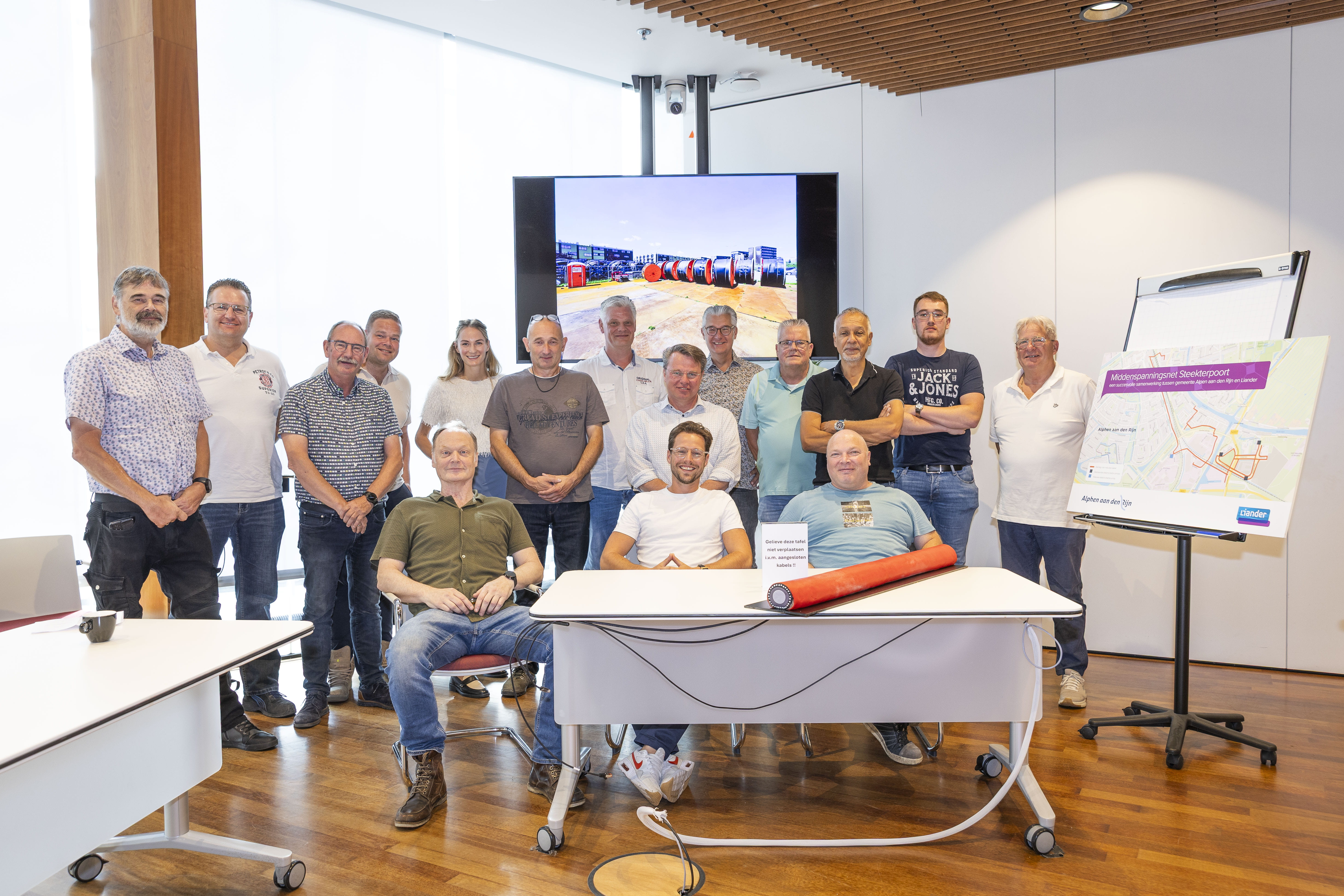 Groepsfoto met diverse mensen voor project Steekterpoort