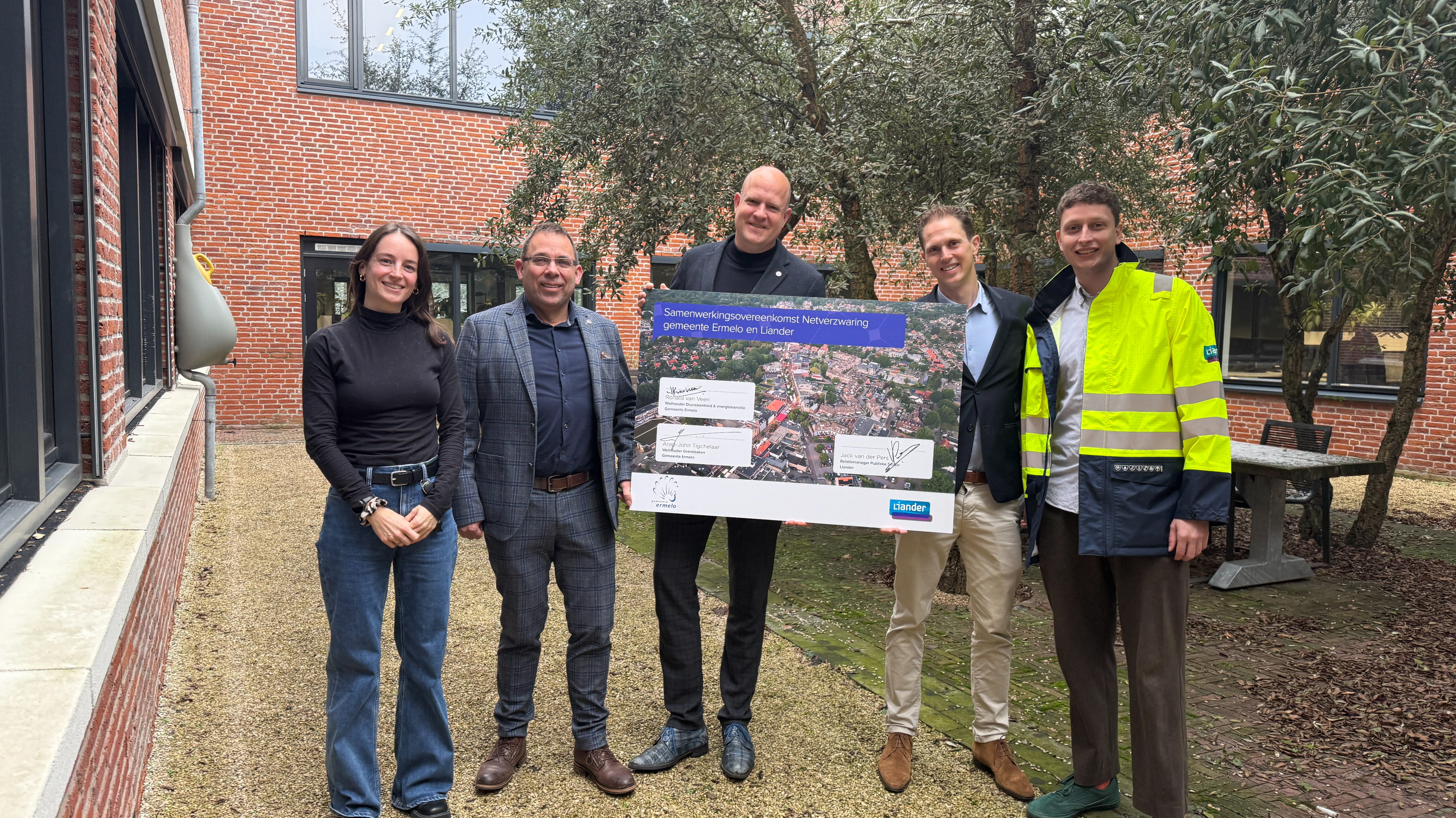 Op de groepsfoto van links naar rechts: Marieke van der Klaauw, Arap-John Tigchelaar, Ronald van Veen, Jack van der Pers (Liander), Koen Linthorst (Liander).