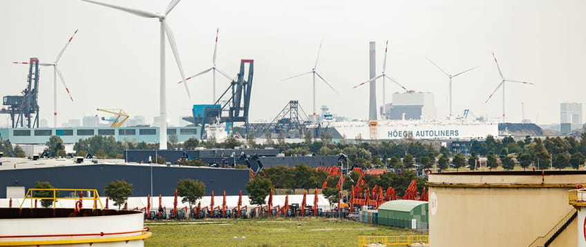 Foto van Haven van Amsterdam met graafmachines en veel windmolens