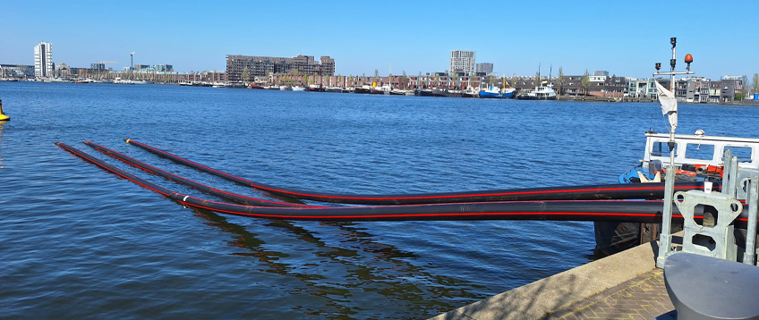 werkzaamheden Zeeburgereiland, gestuurde boring door het water