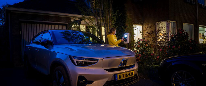 elektrische auto die in de avod wordt opgeladen buiten de piekmomenten