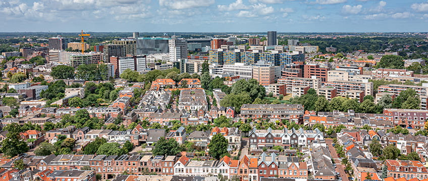 luchtfoto van een woonwijk in leiden. Op de achtergrond hoge gebouwen