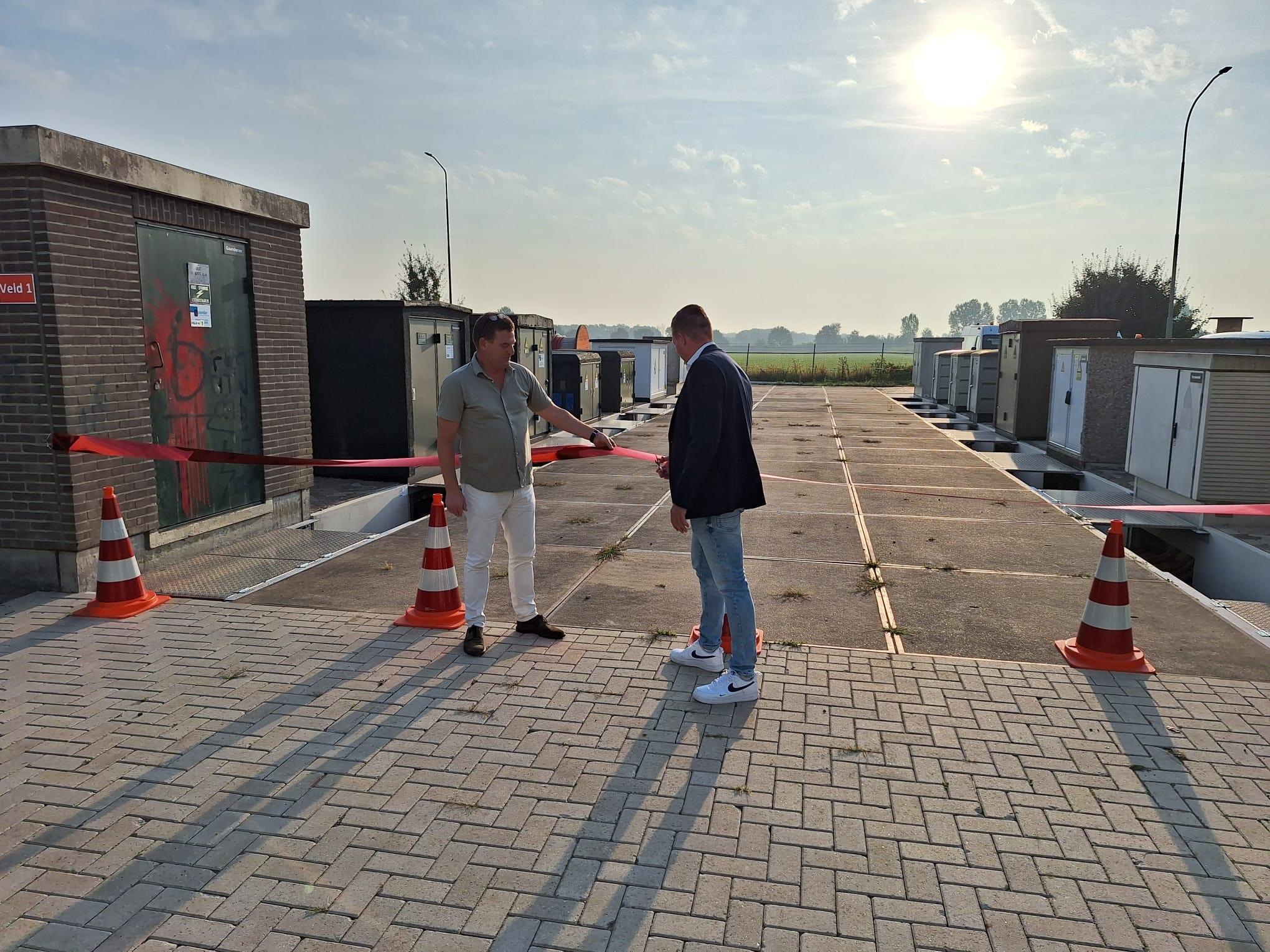 twee mannen knippen een lintje op het nieuwe oefenveld van Liander