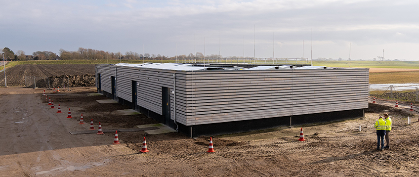 Elektriciteitsstation met metalen gevel in een landelijk gebied