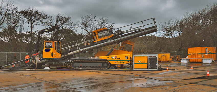grote gele graafmachine op bouwterrein