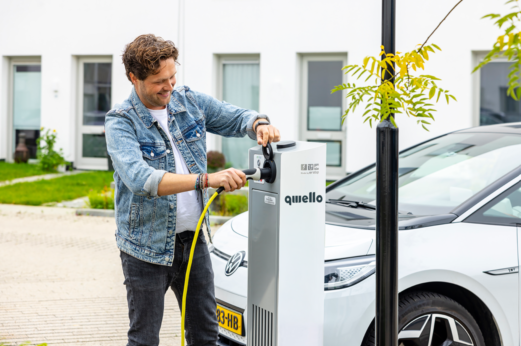 Elektrische auto laden aan openbare laadpaal in woonwijk.