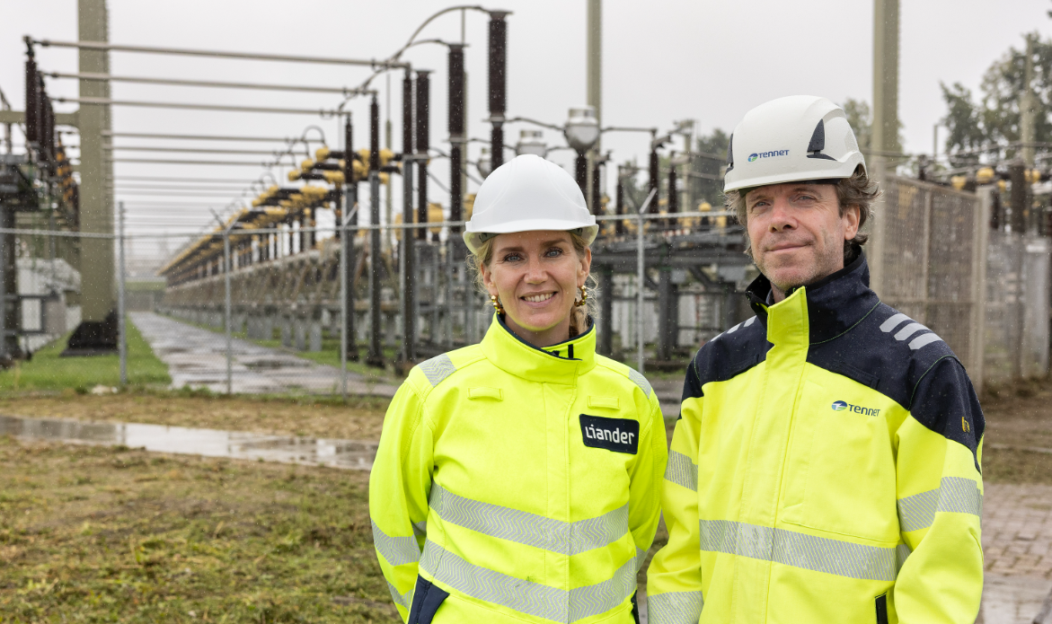 Bouwterrein van elektriciteitsstation Nieuwe Hemweg in Amsterdam met graafmachines en bouwmaterieel. Het nieuwe station van Liander en TenneT vergroot de capaciteit van het stroomnet en helpt netcongestie te verminderen.