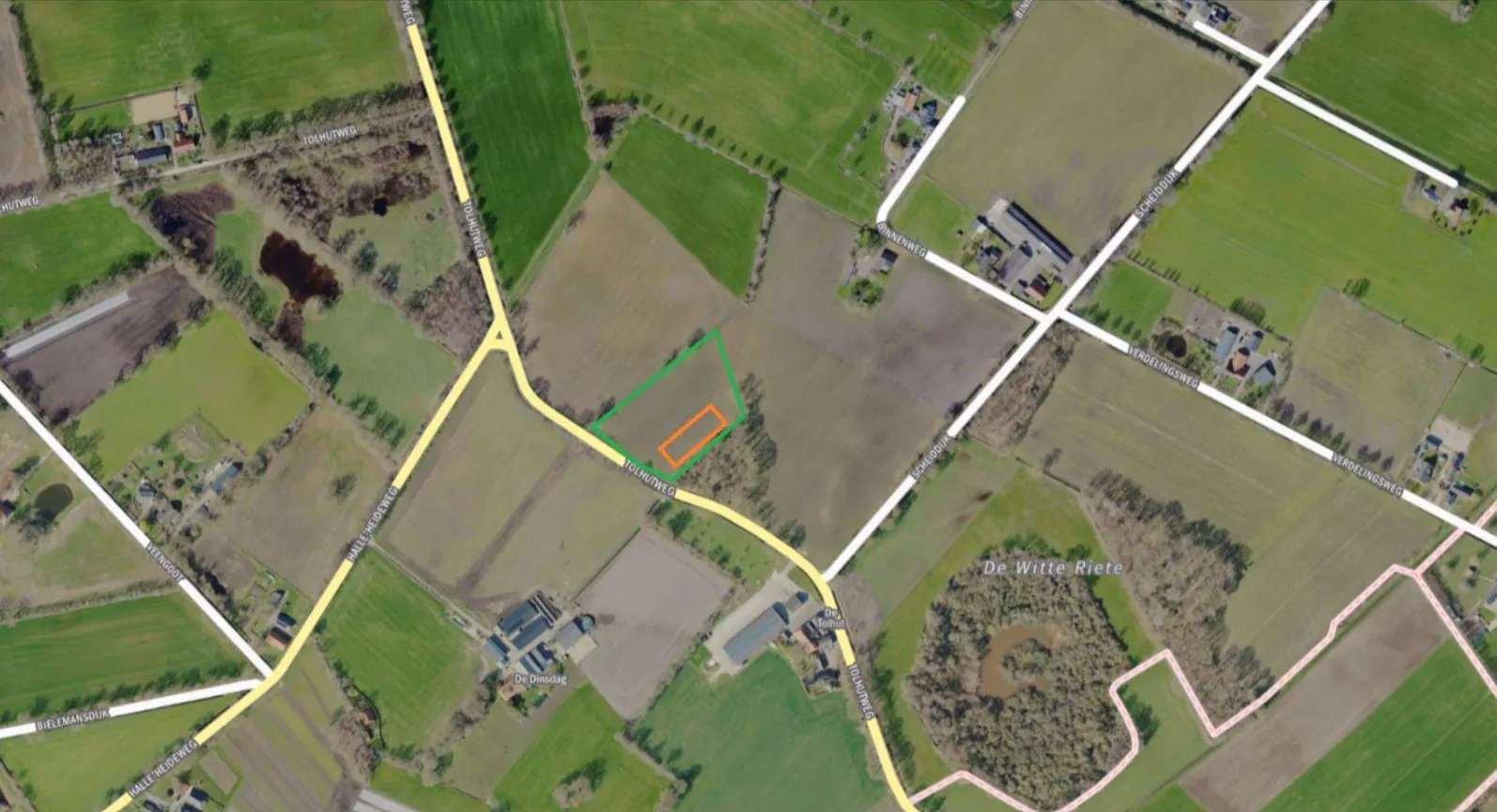 Luchtfoto van de Tolhutweg met het nieuwe regelstation oranje omlijnd en het gebied voor de landschappelijke inpassing groen omlijnd