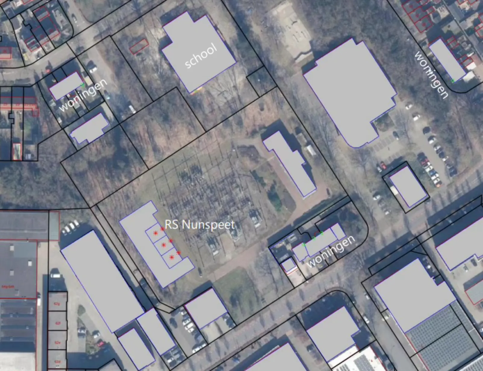 Luchtfoto van het terrein met daarop het nieuwe elektriciteitsstation ingetekend op de plattegrond.