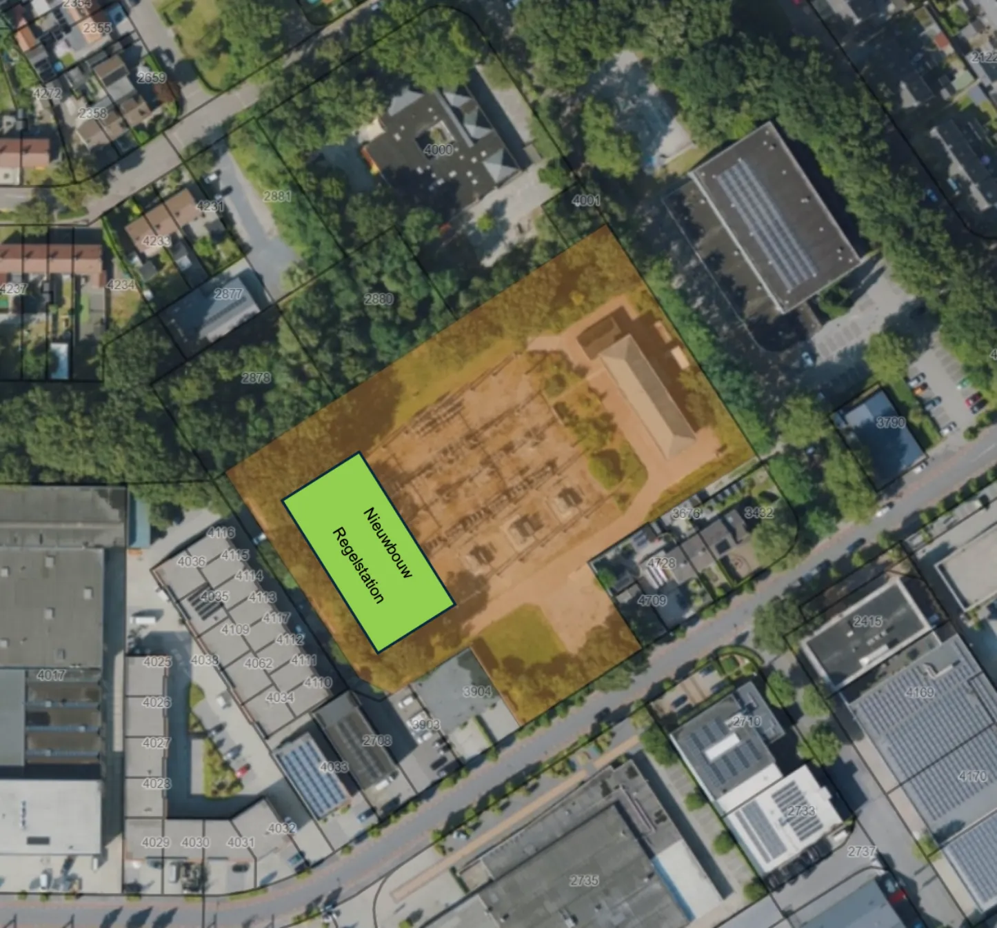 Luchtfoto van het terrein met daarop het nieuwe elektriciteitsstation ingetekend op de plattegrond.