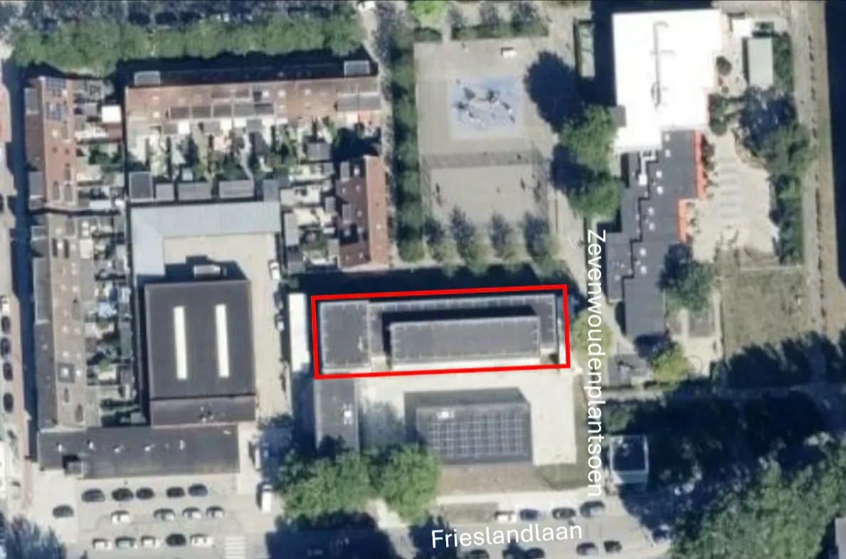 Bovenaanzicht van de plattegrond met een rood kader dat aangeeft welk gebouw wordt gesloopt.