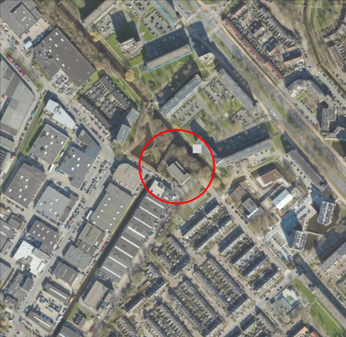 Luchtfoto met omcirkeling waar het nieuwe elektriciteitsstation gaat komen