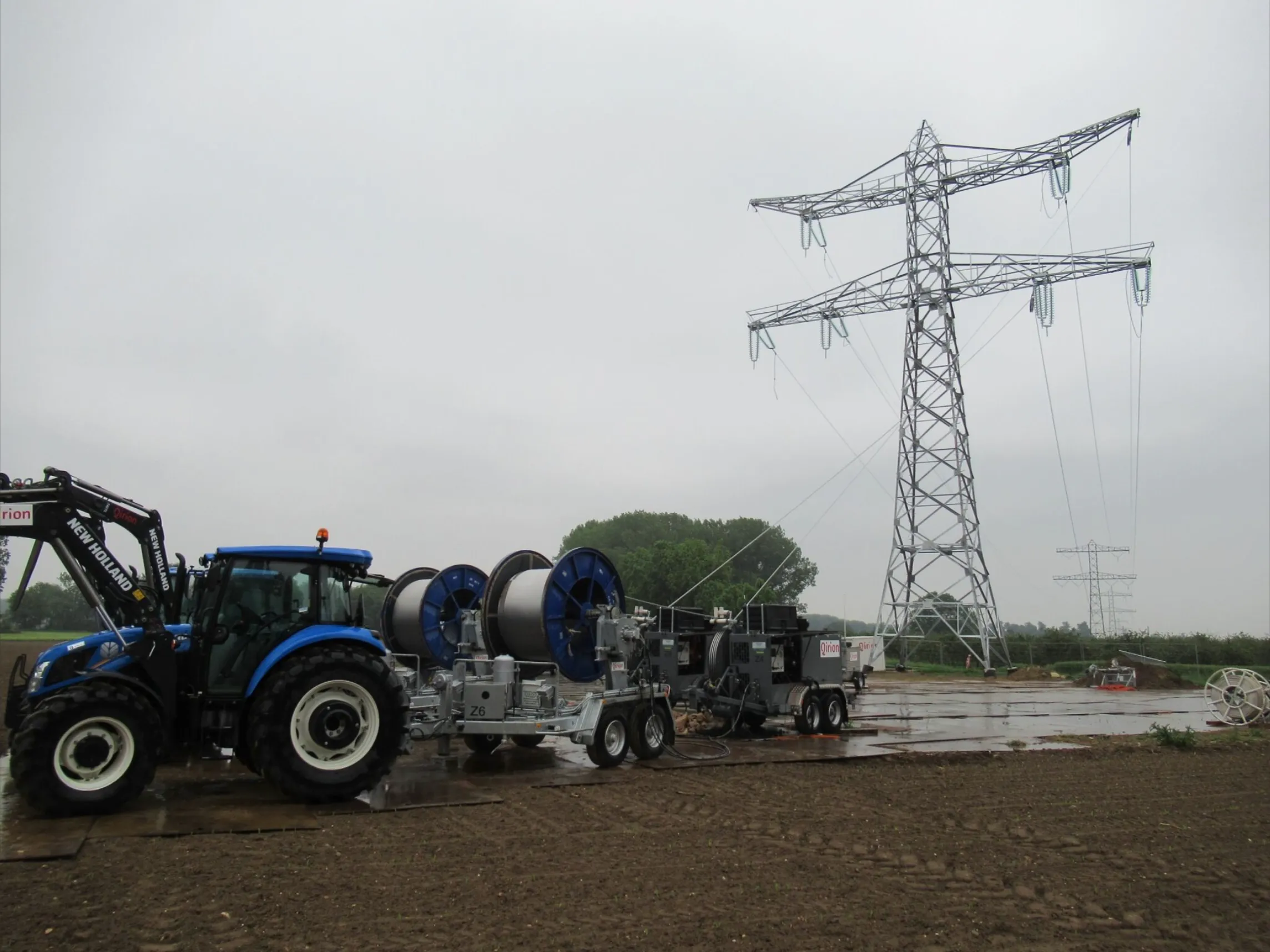 Speciaal materieel waarmee elektriciteitslijnen gecontroleerd uit de masten naar beneden worden gehaald.