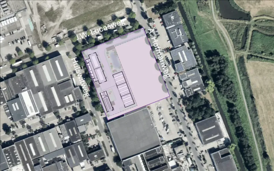 Plattegrond waarop de bouwlocatie van het nieuwe station aan de A. Hofmanweg 5 is aangegeven