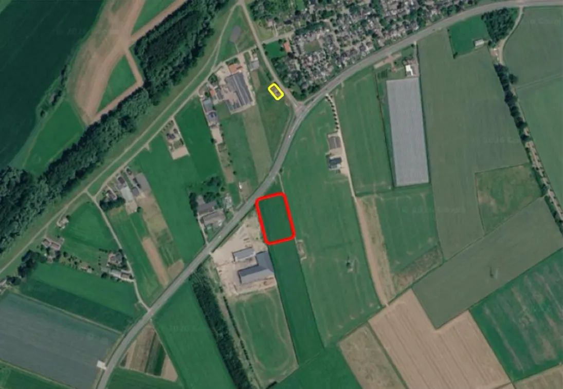 Luchtfoto van de Van Heemstraweg in Wamel. De locatie van het nieuwe elektriciteitsstation is met een rode rechthoek aangegeven en het bestaande elektriciteitsstation met een gele rechthoek.