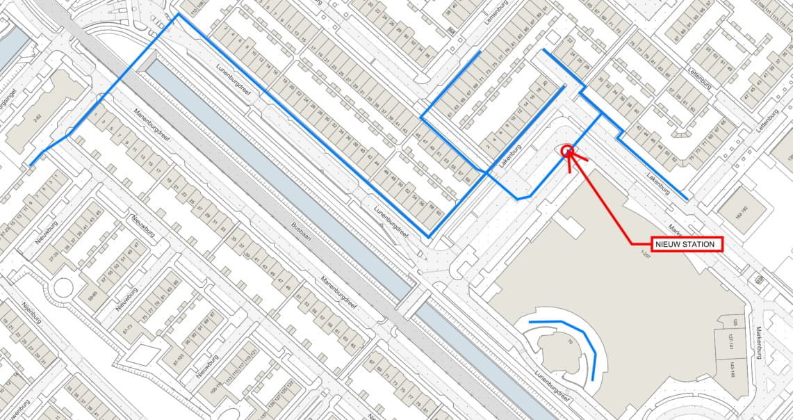 Blauw= Nieuw te leggen/vervangen kabel tracé. Rood= Nieuw station locatie