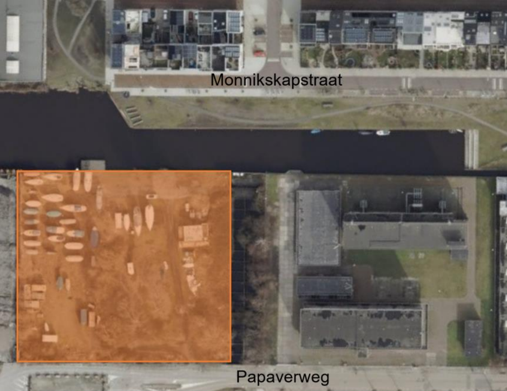 Een oranje vlak is gemarkeerd tussen de Monnikskapstraat en de Papaverweg. Dit vlak ligt naast het bestaande elektriciteitsstation.