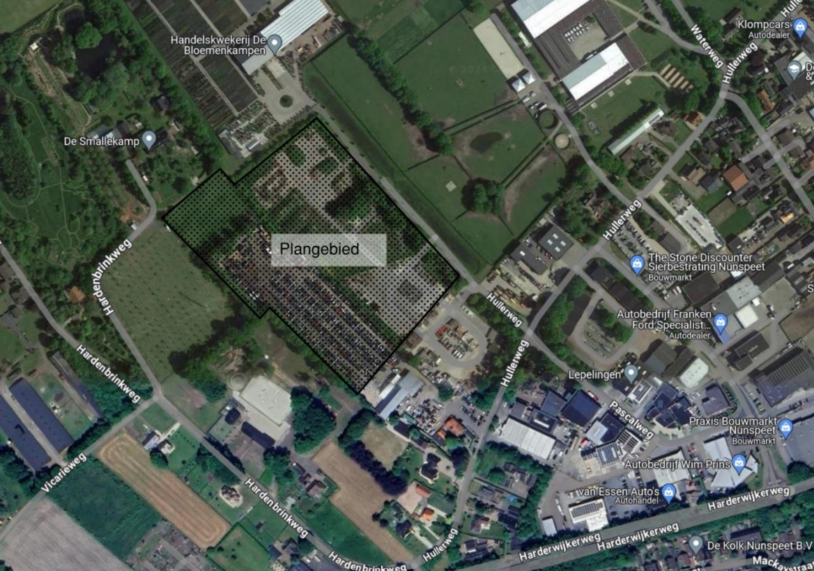 Een bovenaanzicht van Nunspeet, tussen de Hardenbrinkweg, de Smallekamp, Handelskwekerij de Bloemenkampen en de Hullerweg is een gebied gemarkeerd als plangebied.
