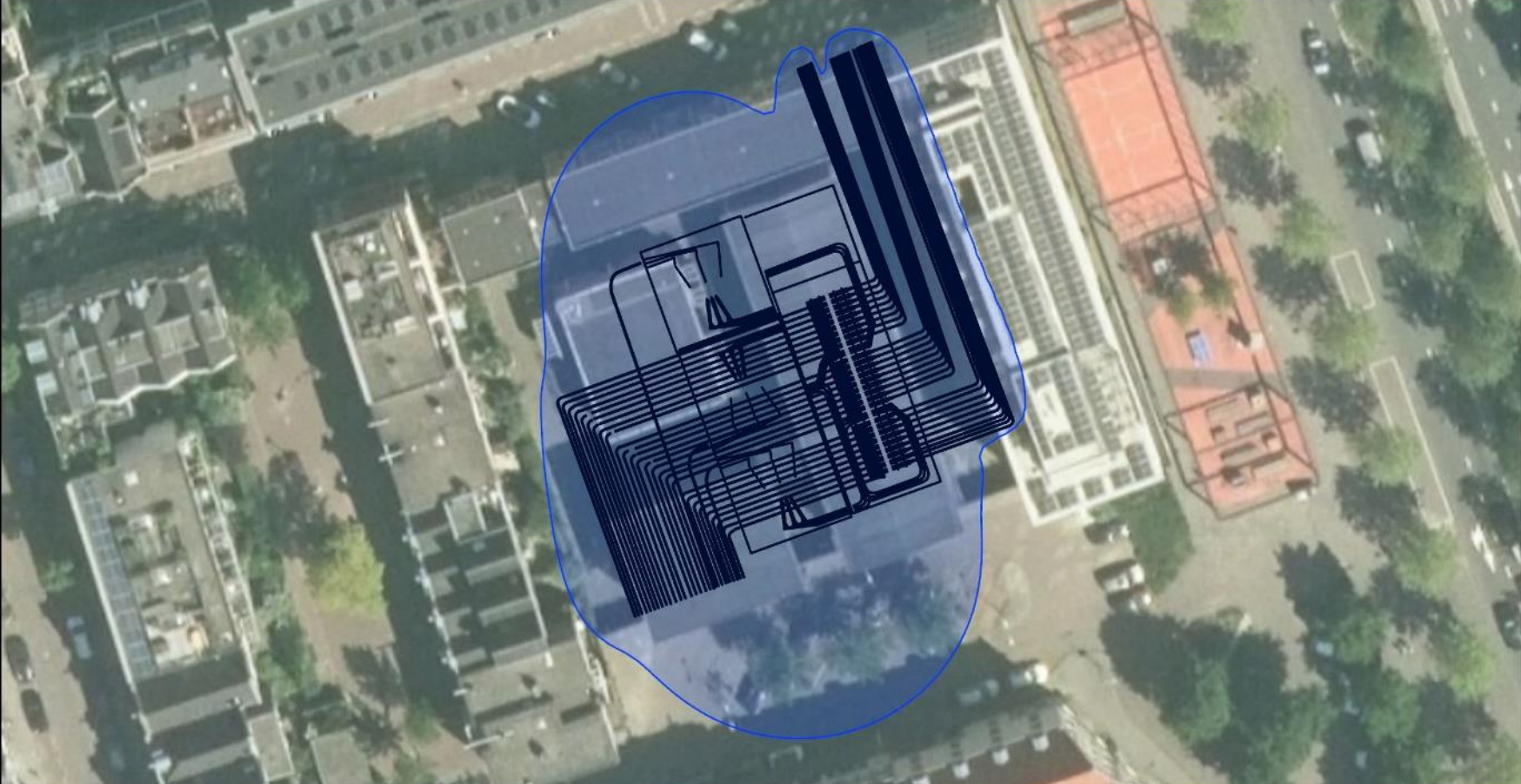 Droneshot van de locatie van het onderstation, er is een microteslacontour om het station heen getekend.