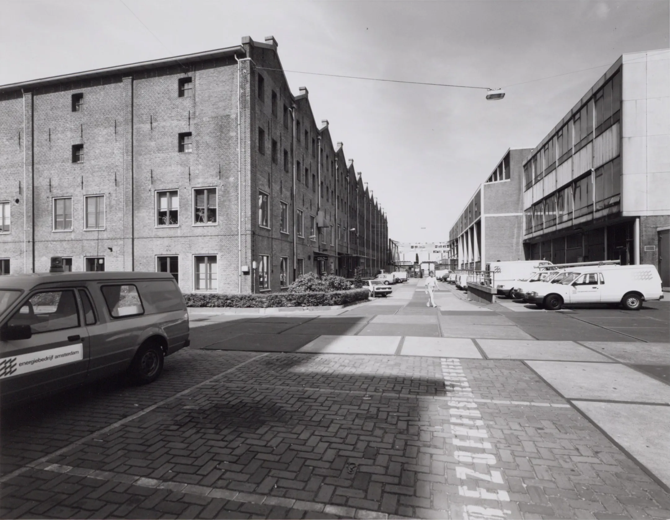 Binnenplaats van het toenmalige GEB. Rechts het gebouw van het Liander elektriciteitsstation op Hoogte Kadijk.