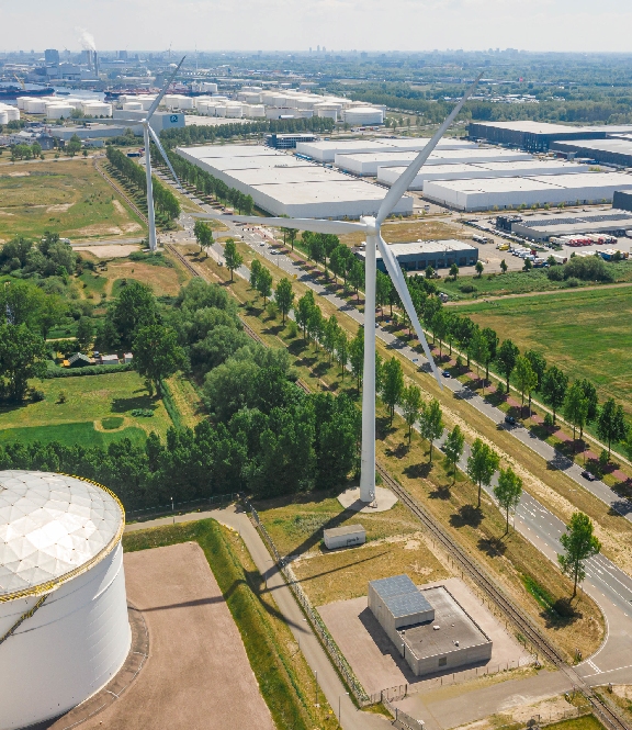 Luchtfoto van windmolens bij elektriciteitsstation Ruigoord in Noord-Holland