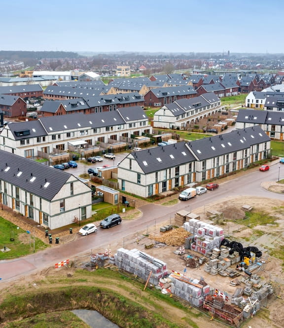 Luchtfoto van woonwijk in aanbouw