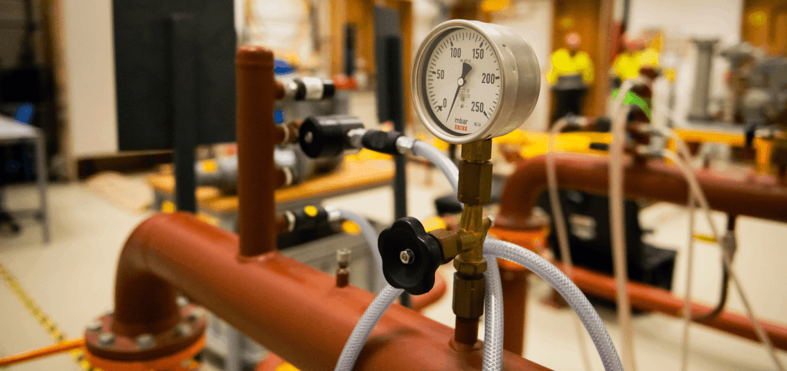 gasmeter op gasleidingen in technische ruimte