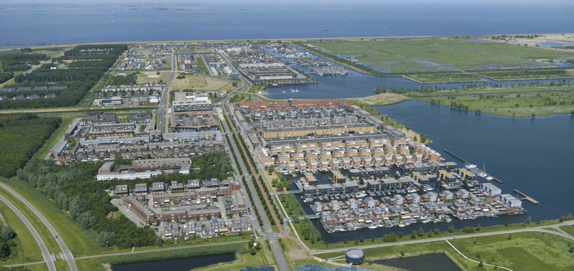 Luchtfoto van duurzame woonwijk in Almere