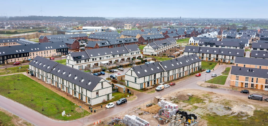 Luchtfoto van een woonwijk in aanbouw.