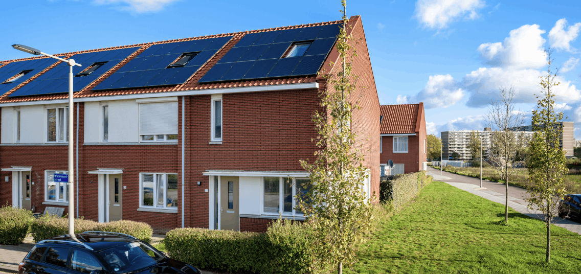 Zonnepanelen op dak woonhuizen