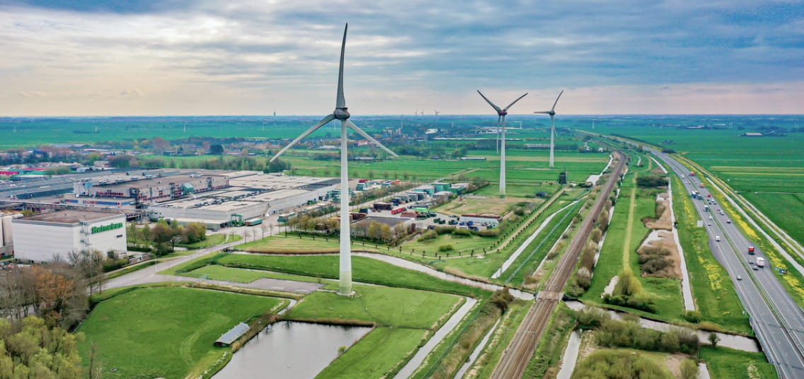 luchtfoto bedrijventerrein met windmolens in Zuid-Holland