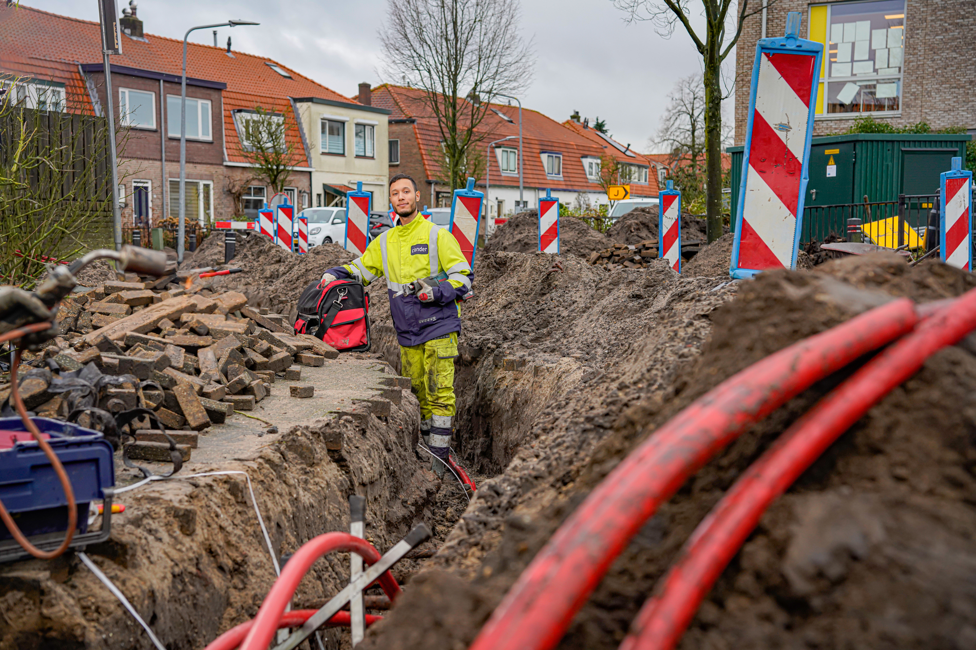 Man met lianderkleding aan het werk aan het net
