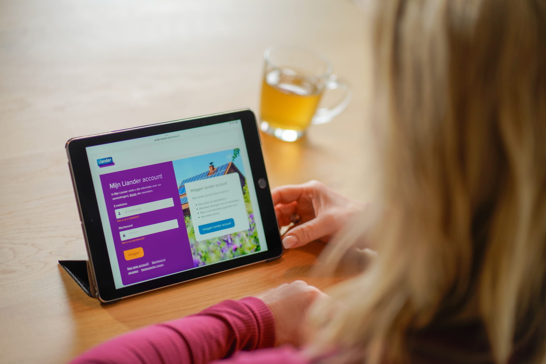 Vrouw met tablet in handen